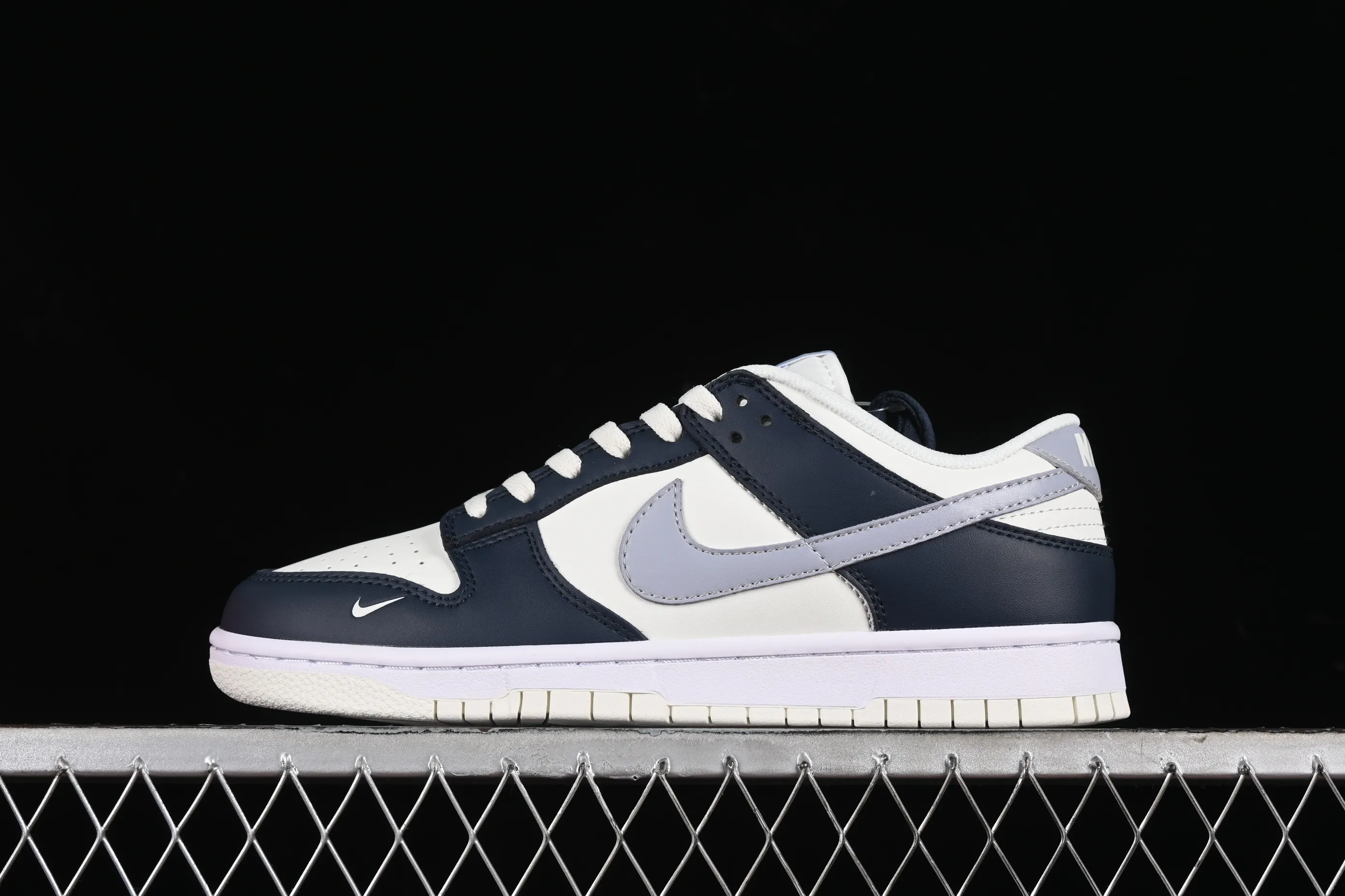 All Categories Nk SB Dunk Series Nk SB Dunk Low Low-top sneakers Nk SB Dunk Low Simple blue color Low-top casual sports skateboard shoes HV2390-100